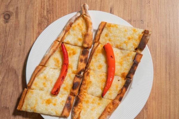 Sade Kaşarlı Pide