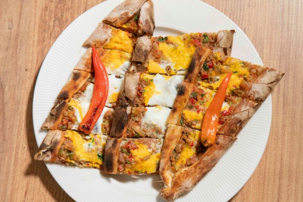 Kıymalı Yumurtalı Pide